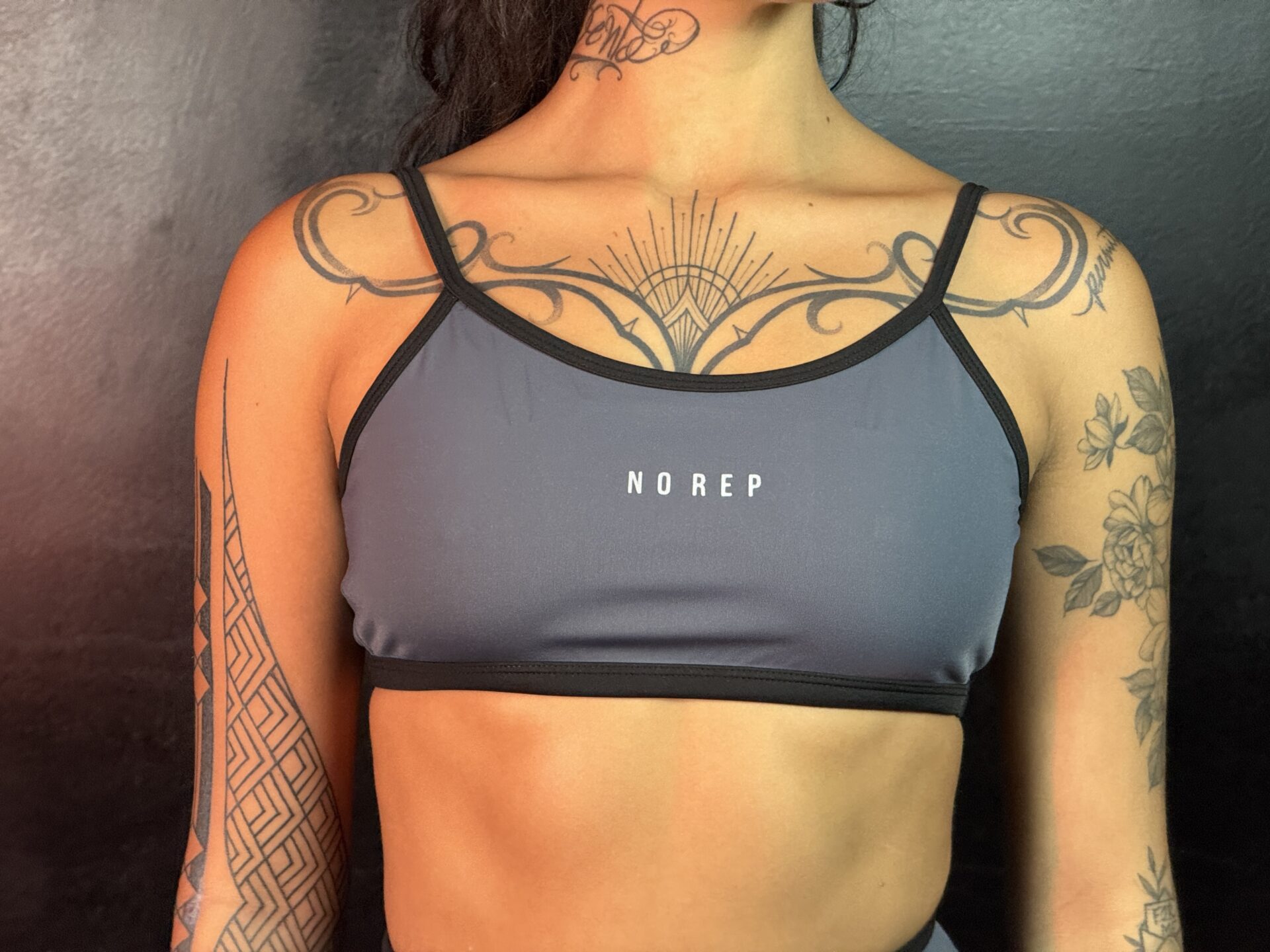 Top New Basic Deep Grey Cós e Viés Preto
