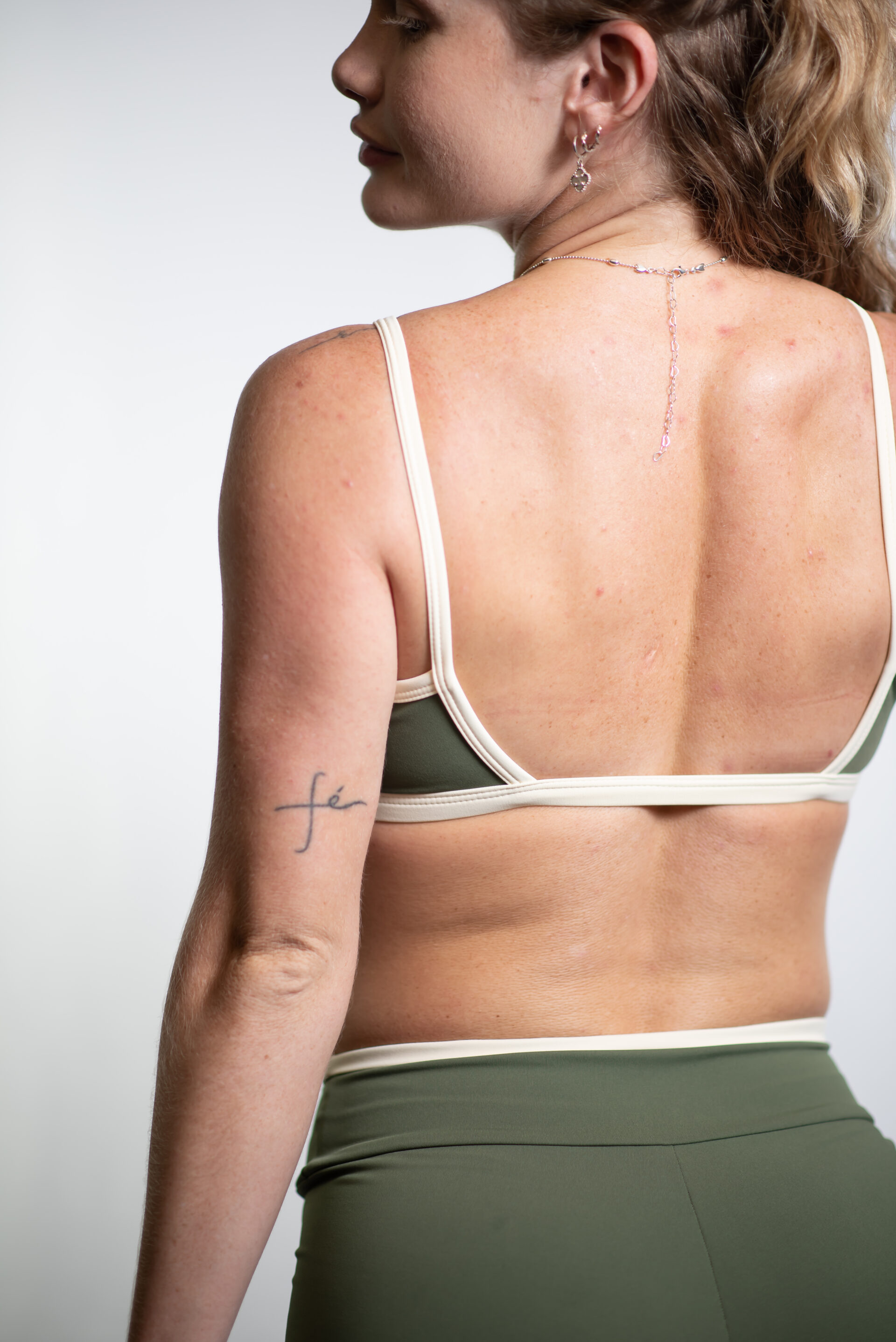 Top New Basic Army Green Cós e Viés Off White - Image 2