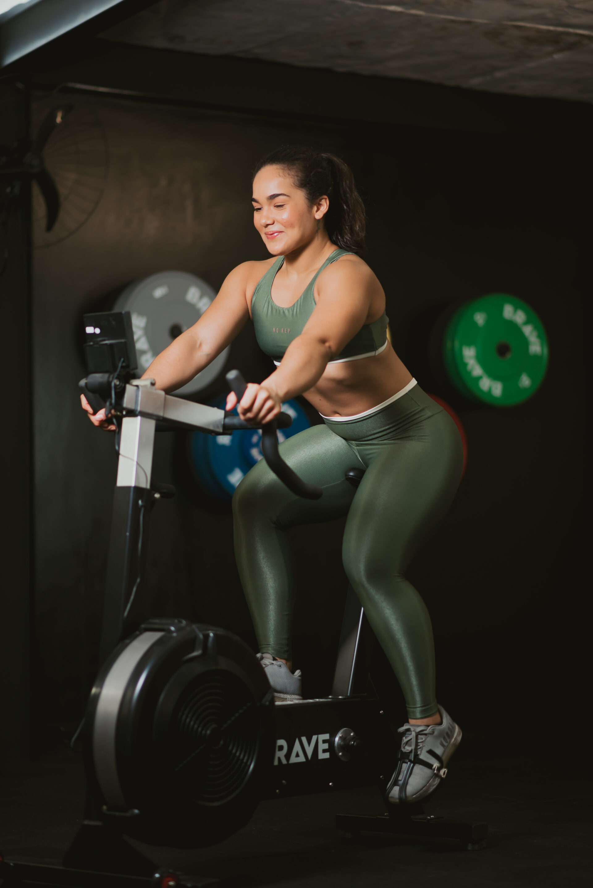 Top New Cropped Alta Compressão Army Green Cós Off White - Image 2
