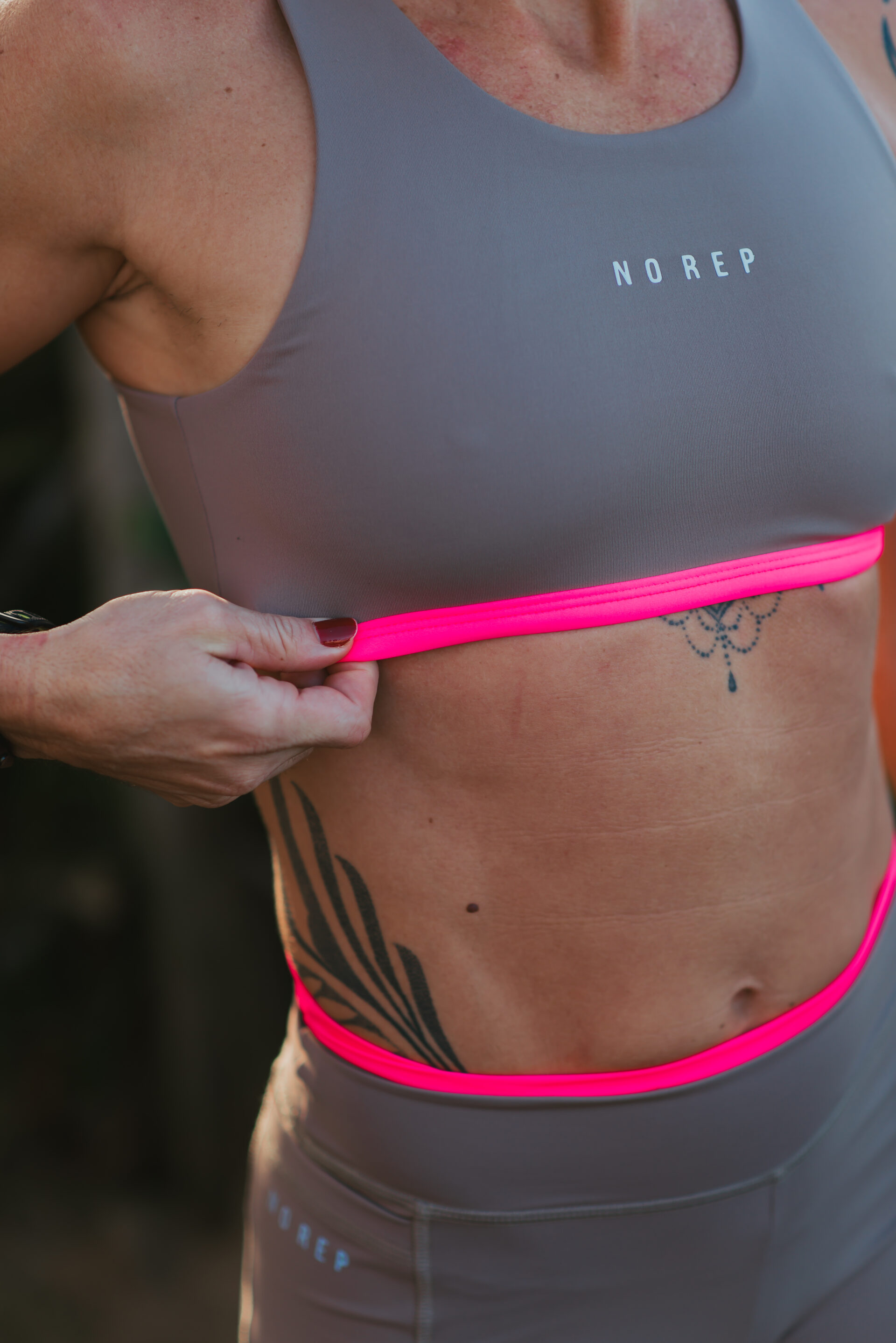 Top New Cropped Dusty Beige Cós Rosa Neon - Image 4