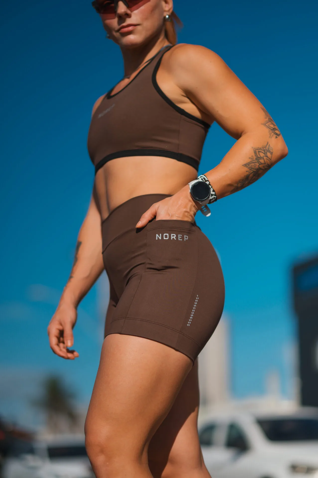 Top Cropped Run Deep Brown Cós e Viés Preto - Imagem 2