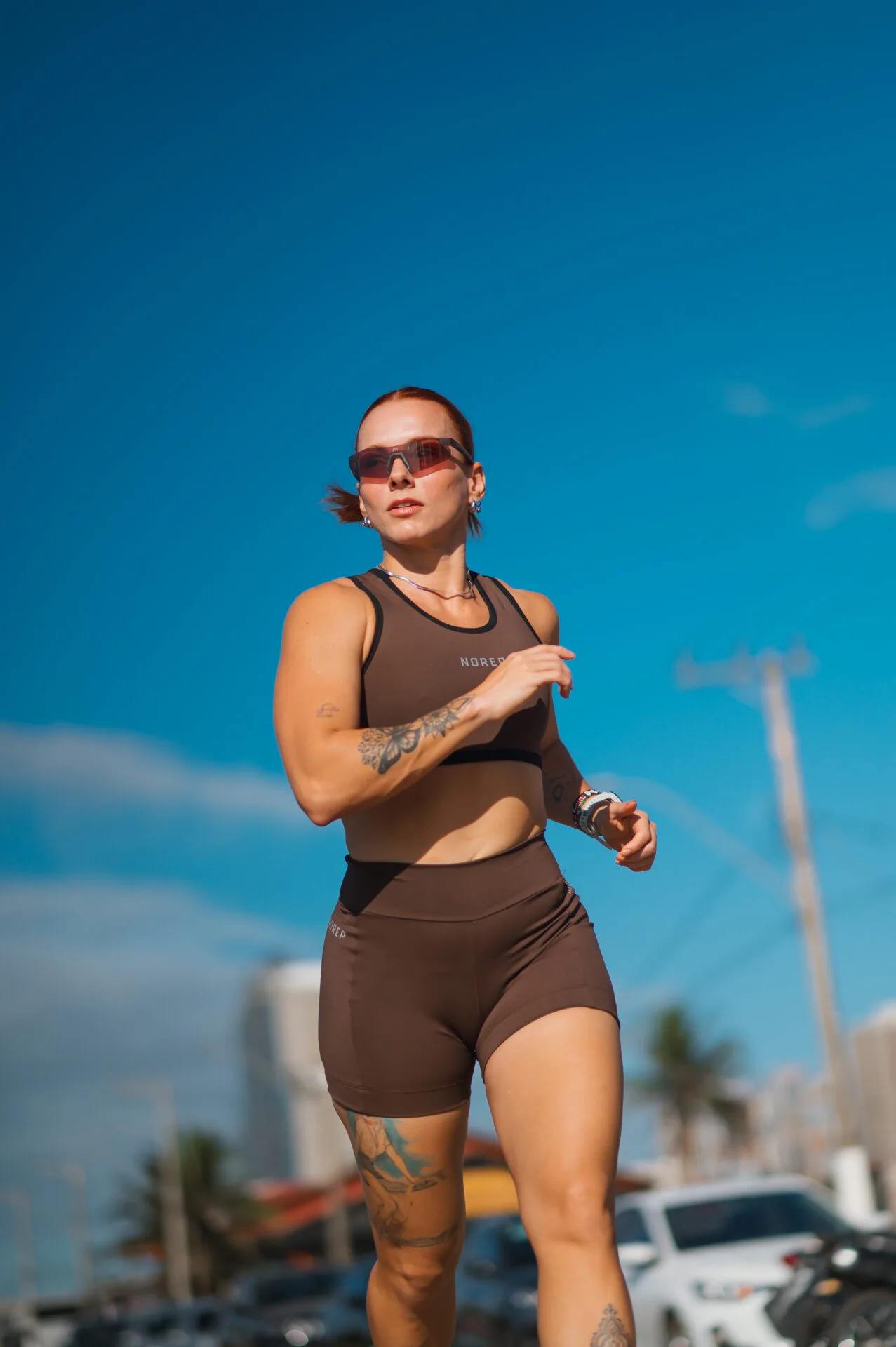 Top Cropped Run Deep Brown Cós e Viés Preto - Imagem 3